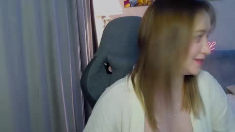 _lalune_ online show from February 25, 2025, 7:25 pm