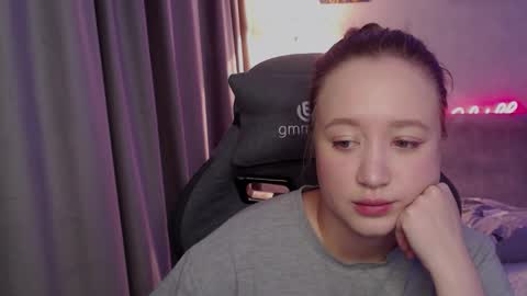 _lalune_ online show from September 27, 2025, 5:07 pm