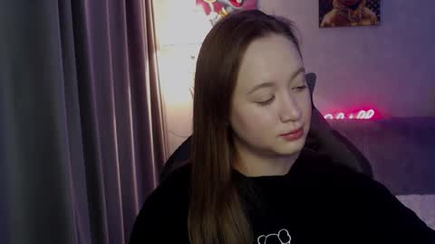 _lalune_ online show from October 14, 2025, 12:33 am