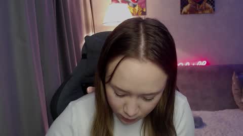 _lalune_ online show from October 17, 2025, 6:05 am