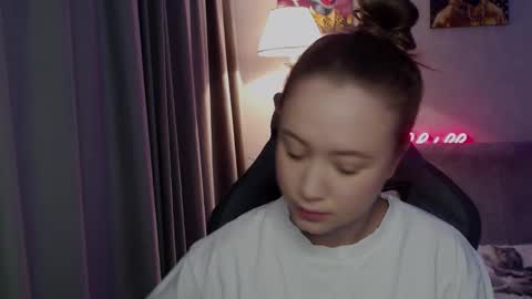 _lalune_ online show from October 20, 2025, 2:56 am