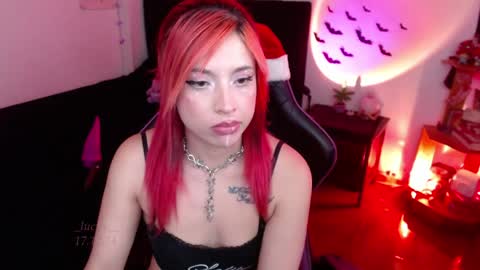 Snapshot of _lucyx__ chatting on December 17, 2024, 8:32 pm Queen. Help me reach 100 thumbs up online show from December 17, 2024, 8:32 pm