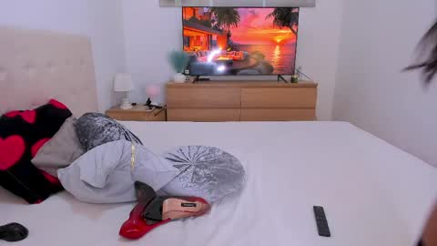 Snapshot of _lyna chatting on April 6, 2026, 10:54 pm Lynna online show from April 6, 2026, 10:54 pm