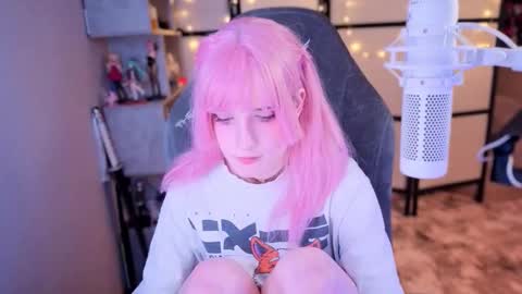 Mariko online show from November 16, 2025, 3:06 pm