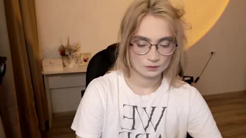 _meow_neko_ online show from May 11, 2026, 4:48 pm