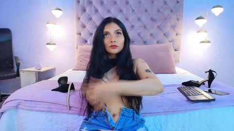 Mia online show from October 10, 2025, 11:53 am