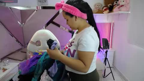  Mia  online show from October 20, 2025, 12:38 pm