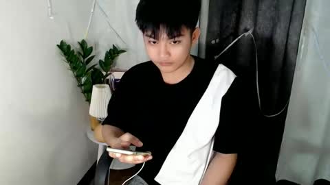 Snapshot of _mikko_moto_ chatting on April 11, 2026, 11:25 am _mikko_moto_ online show from April 11, 2026, 11:25 am