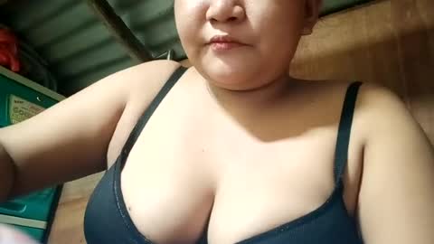 Snapshot of _milkytitsmomxx_ chatting on June 19, 2026, 6:23 pm _milkytitsmomxx_ online show from June 19, 2026, 6:23 pm