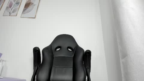 _molly_rosse_ online show from June 17, 2026, 12:07 pm