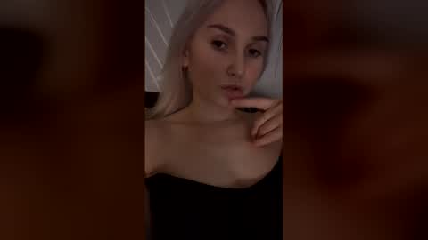 Snapshot of _moon_star chatting on April 15, 2026, 7:58 pm _moon_star online show from April 15, 2026, 7:58 pm