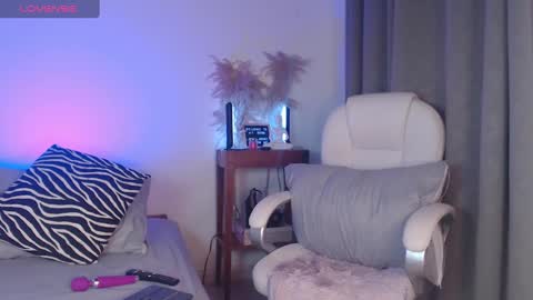 Naia Ross online show from October 1, 2025, 9:10 pm