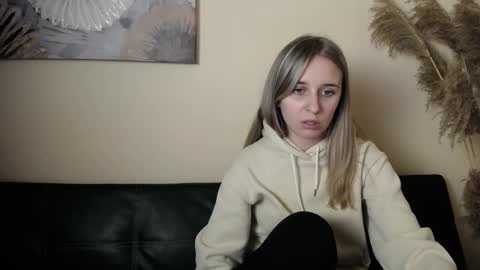 Nica online show from November 9, 2025, 3:43 pm