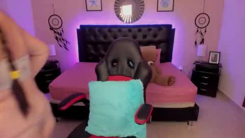 Snapshot of _oliviajoness chatting on February 4, 2026, 12:00 pm Olivia jones online show from February 4, 2026, 12:00 pm