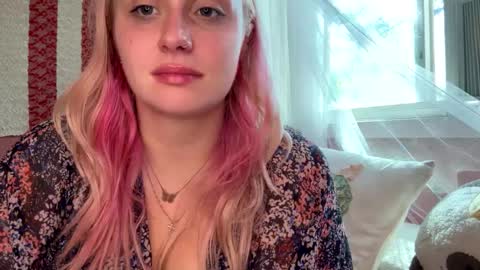 _peaceoutgirlscout_ online show from September 29, 2025, 8:13 pm