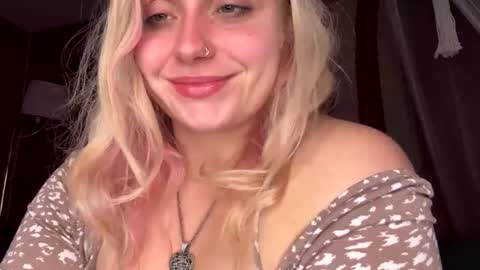 _peaceoutgirlscout_ online show from October 6, 2025, 5:16 am