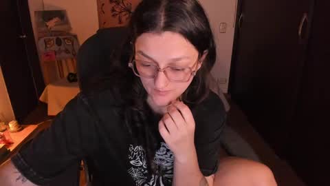 Snapshot of _peach__ chatting on April 25, 2026, 3:42 am violeta ig online show from April 25, 2026, 3:42 am