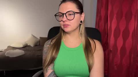 Snapshot of _private_person_ chatting on September 29, 2025, 4:01 pm HADLY today day-off see u online 0112 online show from September 29, 2025, 4:01 pm