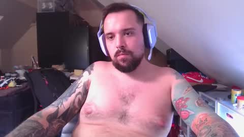 _smiley_bear27 online show from October 9, 2025, 9:18 am