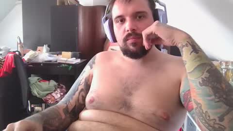 _smiley_bear27 online show from November 11, 2025, 5:51 am