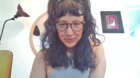 _tutti_frutti_ online show from April 16, 2026, 8:20 pm