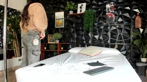 _valentina_69 online show from October 17, 2025, 2:19 pm