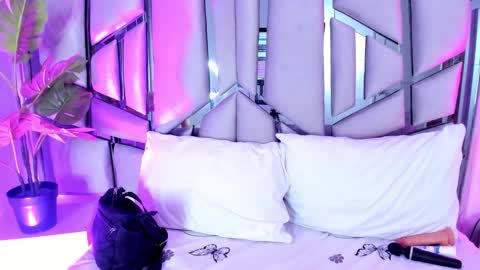 _valeria_saenz_ online show from September 19, 2025, 3:52 am