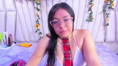 Snapshot of _violeta18_ chatting on October 30, 2025, 2:35 am _violeta18_ online show from October 30, 2025, 2:35 am