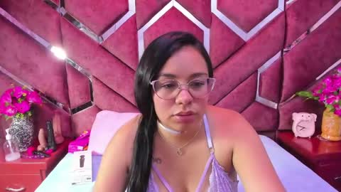 Snapshot of _violeta18_ chatting on November 4, 2025, 3:27 am _violeta18_ online show from November 4, 2025, 3:27 am