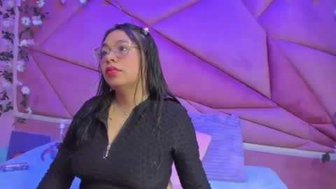 Snapshot of _violeta18_ chatting on November 8, 2025, 3:07 am _violeta18_ online show from November 8, 2025, 3:07 am