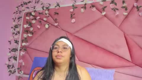 Snapshot of _violeta18_ chatting on November 16, 2025, 3:23 am _violeta18_ online show from November 16, 2025, 3:23 am