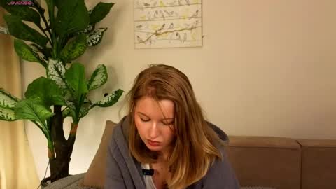 _watchmesmile_ online show from April 18, 2026, 6:06 am