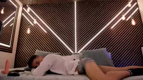  white fox  online show from February 12, 2025, 5:58 am