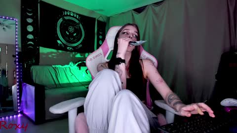 Roxy online show from December 25, 2024, 7:34 pm