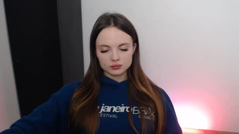 a_ariella_ online show from September 12, 2025, 12:27 pm