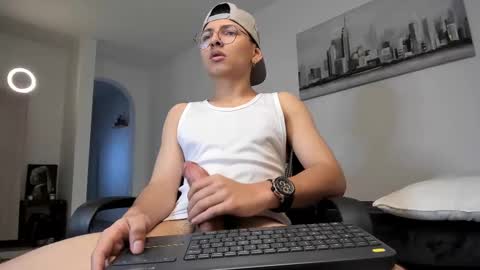 Snapshot of a_lejandro_08 chatting on March 10, 2025, 9:21 am alejo online show from March 10, 2025, 9:21 am