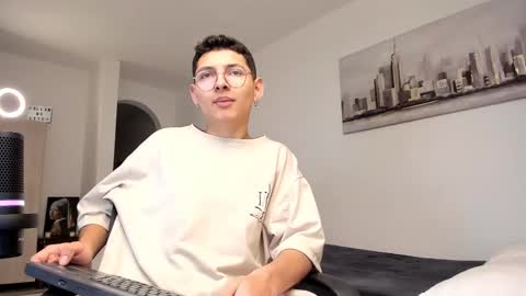 Snapshot of a_lejandro_08 chatting on March 11, 2025, 10:31 pm alejo online show from March 11, 2025, 10:31 pm