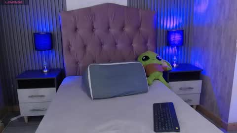 Snapshot of aaron_blink1 chatting on November 17, 2025, 1:39 pm Aaron online show from November 17, 2025, 1:39 pm