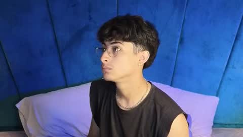 Snapshot of aaron_eze chatting on October 19, 2025, 8:42 pm Aaron Ezequiel online show from October 19, 2025, 8:42 pm