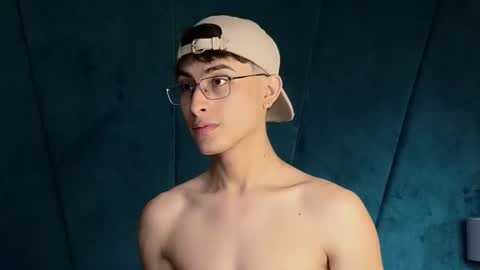 Snapshot of aaron_eze chatting on November 8, 2025, 8:18 pm Aaron Ezequiel online show from November 8, 2025, 8:18 pm