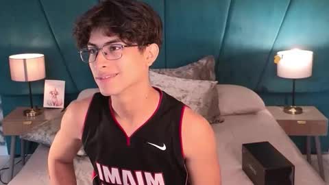 Aaron Ezequiel online show from May 16, 2026, 12:37 pm