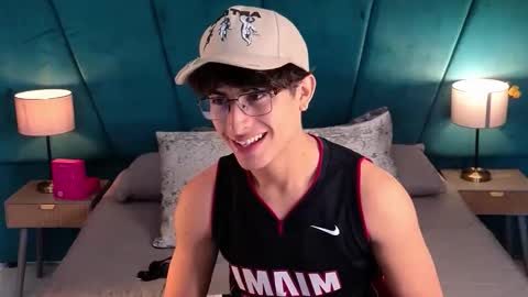 Aaron Ezequiel online show from May 22, 2026, 1:50 pm
