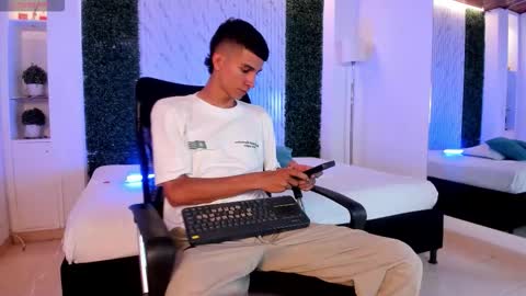 Snapshot of aaron_whitee chatting on January 17, 2026, 8:45 pm Aaron online show from January 17, 2026, 8:45 pm