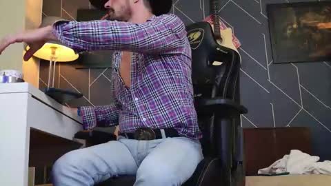 Aaron online show from December 13, 2025, 7:53 pm