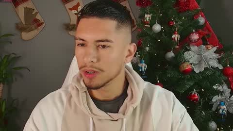 Snapshot of aaronfox_ chatting on December 6, 2024, 8:40 pm AARON online show from December 6, 2024, 8:40 pm