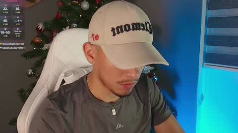 Snapshot of aaronfox_ chatting on December 7, 2024, 5:59 am AARON online show from December 7, 2024, 5:59 am