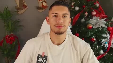 Snapshot of aaronfox_ chatting on December 9, 2024, 8:01 pm AARON online show from December 9, 2024, 8:01 pm