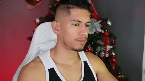 Snapshot of aaronfox_ chatting on December 13, 2024, 2:10 am AARON online show from December 13, 2024, 2:10 am