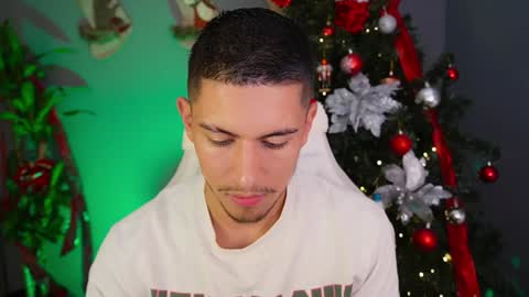 Snapshot of aaronfox_ chatting on December 26, 2024, 5:15 am AARON online show from December 26, 2024, 5:15 am
