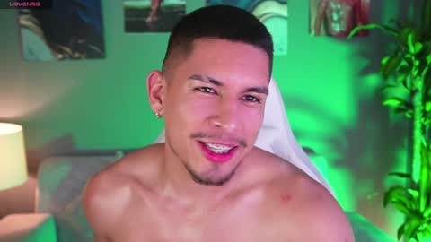 Snapshot of aaronfox_ chatting on January 21, 2025, 9:04 pm AARON online show from January 21, 2025, 9:04 pm
